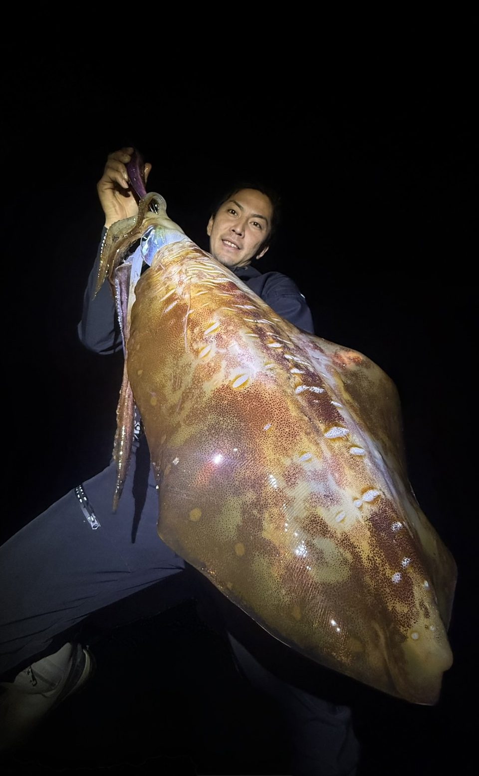 今シーズン最大──エギ大分プラプラ7号で仕留めた大型アオリイカの圧巻のボディ