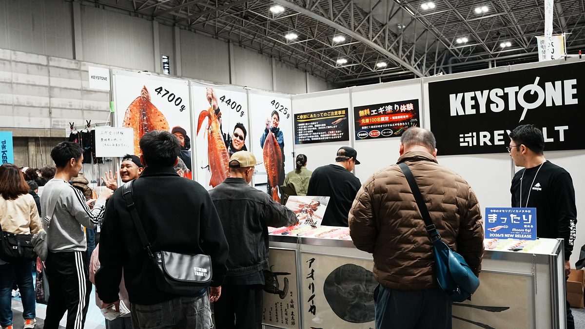 キーストンブースに集まるお客様──4キロオーバーのパネルやエギ塗り体験コーナーが注目の的