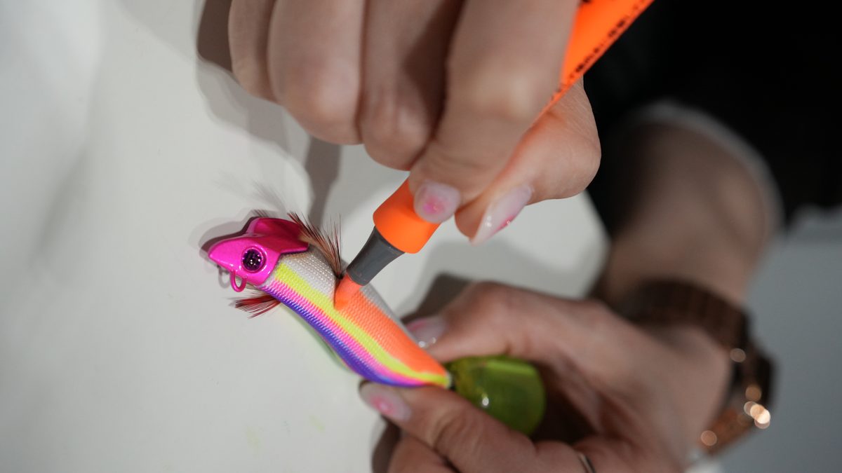 エギ塗り体験──マーカーペンでオリジナルカラーを制作中