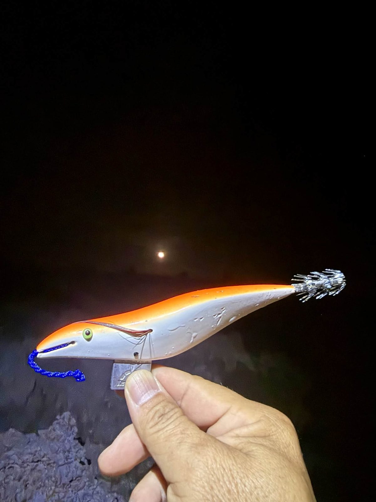 月をバックに構える五島型エギ──曳き型トップエギング専用