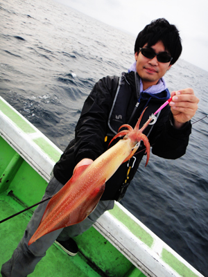 釣行レポート キーストンのオフィシャルレポート 純日本製とモノ作りにこだわるキーストンの漁具を使いレポートする ２０１４年６月２３日 長崎県平戸 昼のケンサキイカ鉛スッテゲーム